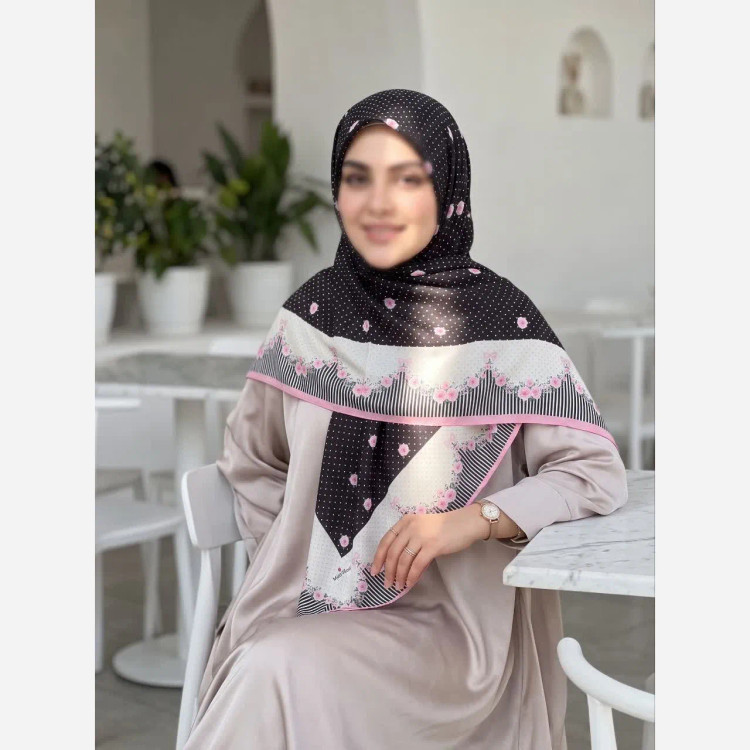 روسری سوپرنخ مشکی صورتی طرح گل قواره 140 لطیف و نرم
